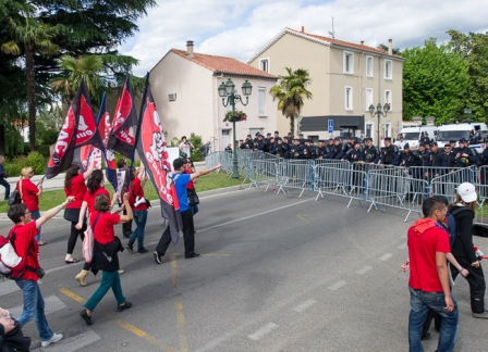 Face aux forces de l'ordre établi