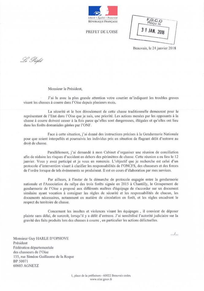 Homme Portant Un Camouflage Et Visant Avec Un Fusil De Chasse Chasseur  Adulte Mâle Sauvage Générer Ai